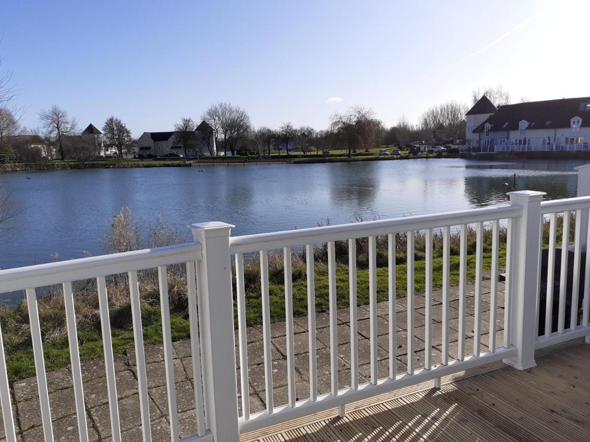 Nyhavn Lakeside Cottage Cirencester Bagian luar foto