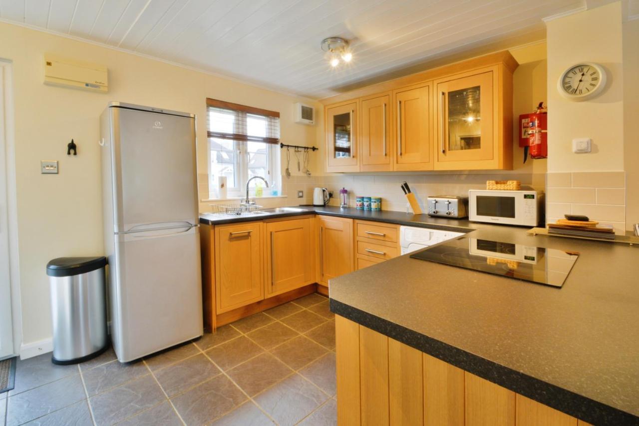 Nyhavn Lakeside Cottage Cirencester Bagian luar foto