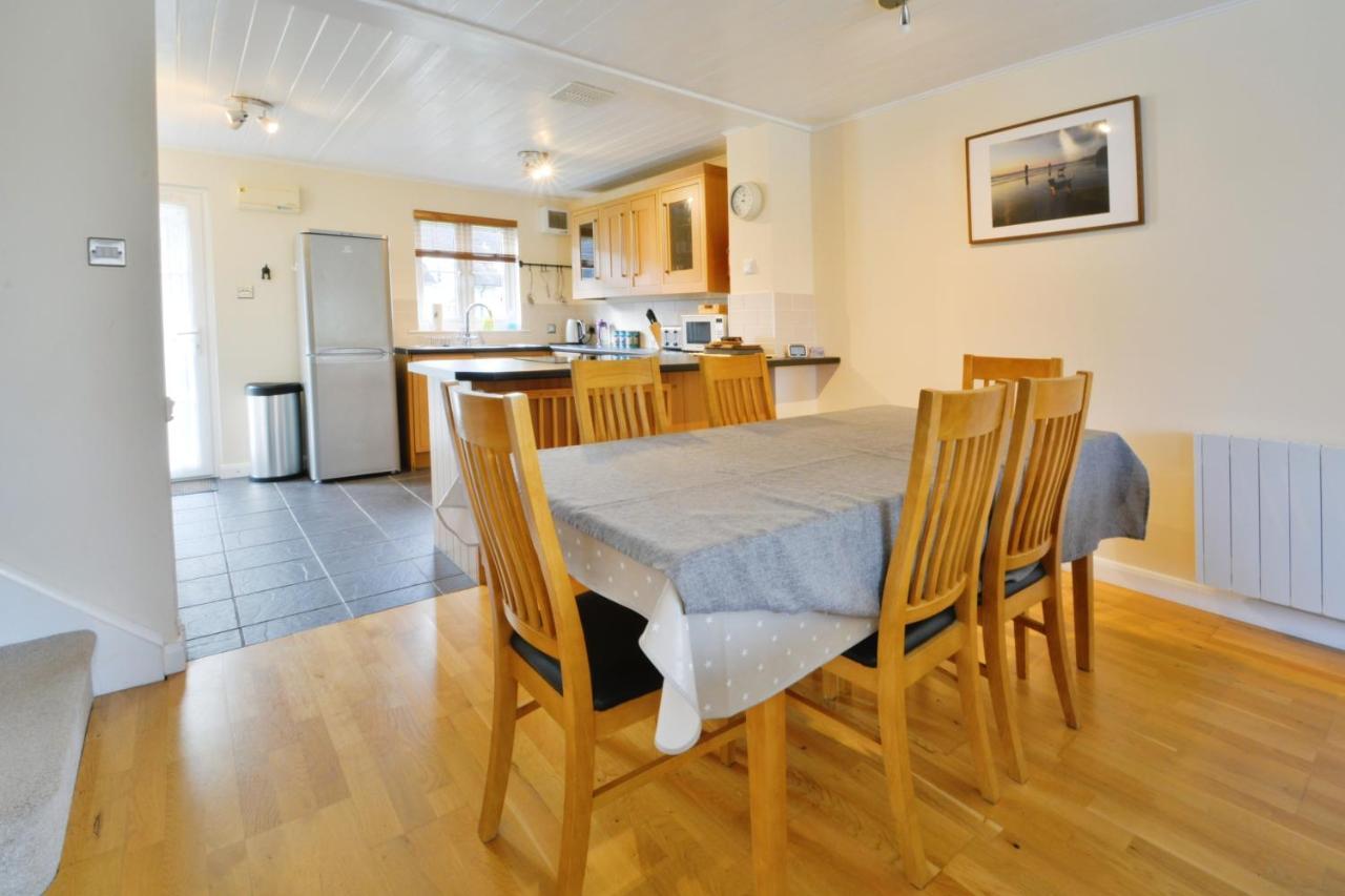 Nyhavn Lakeside Cottage Cirencester Bagian luar foto