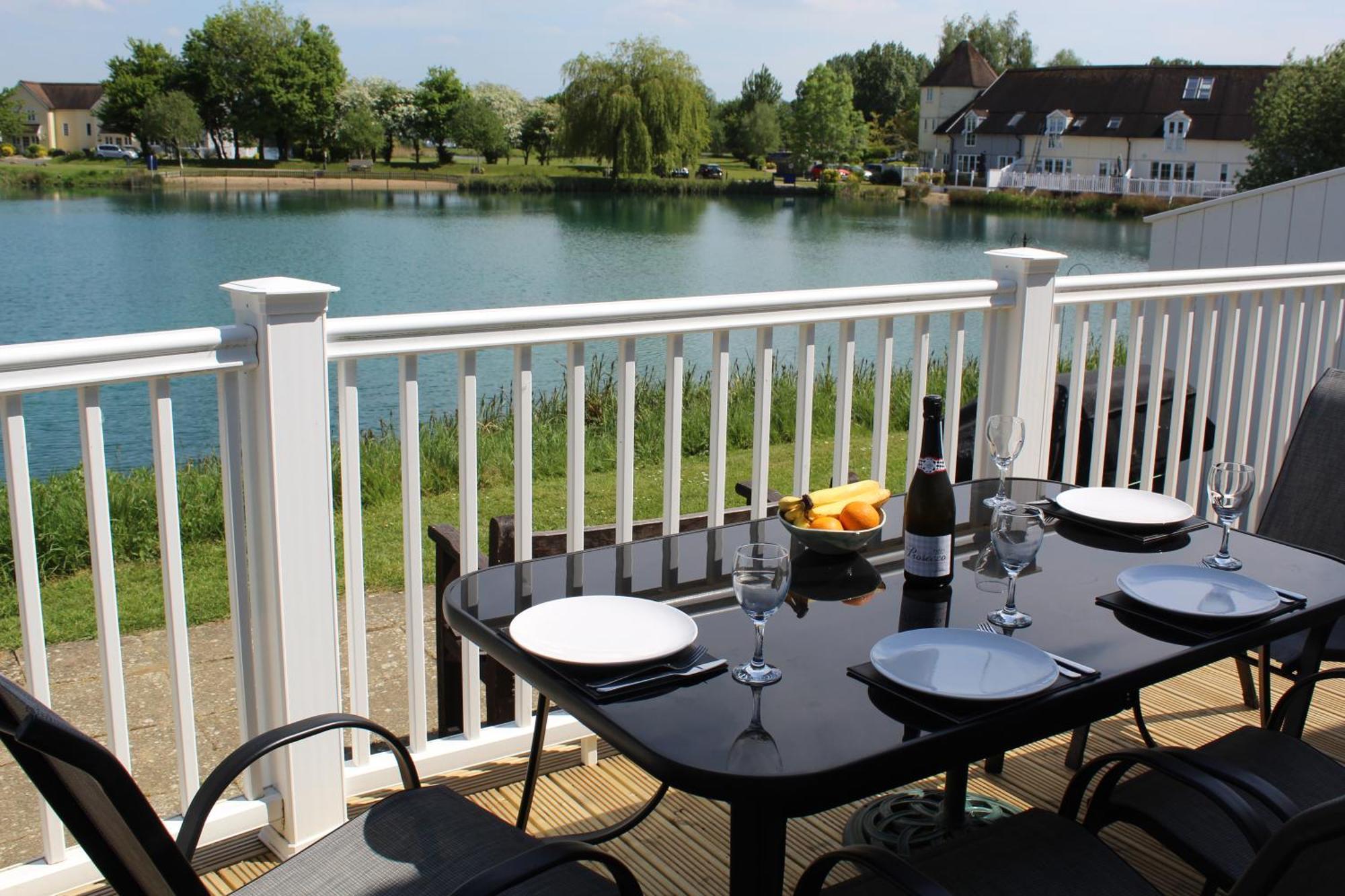 Nyhavn Lakeside Cottage Cirencester Bagian luar foto