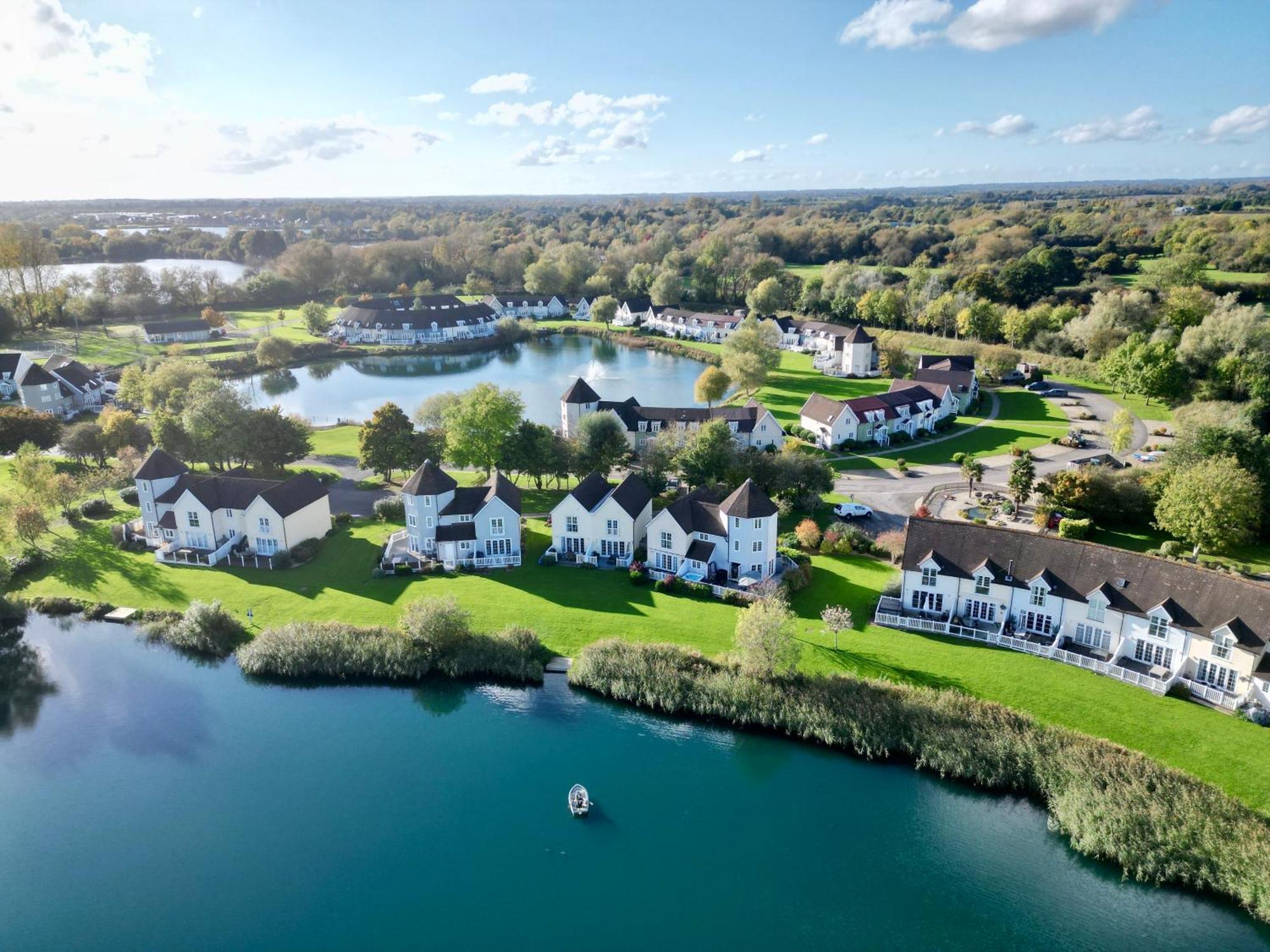 Nyhavn Lakeside Cottage Cirencester Bagian luar foto