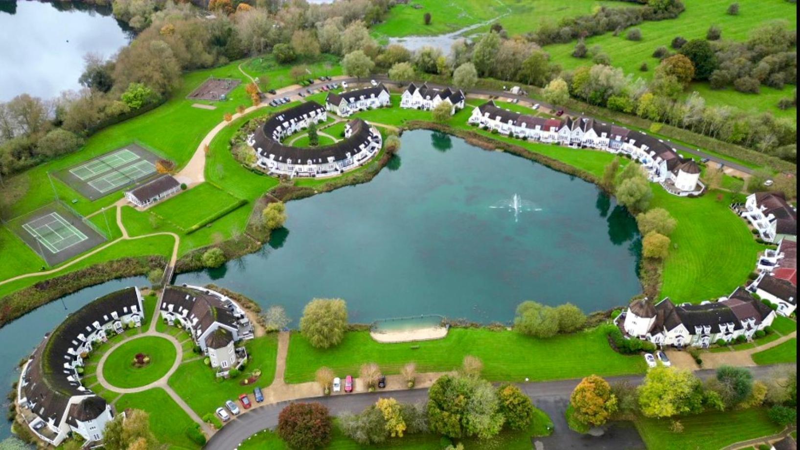 Nyhavn Lakeside Cottage Cirencester Bagian luar foto