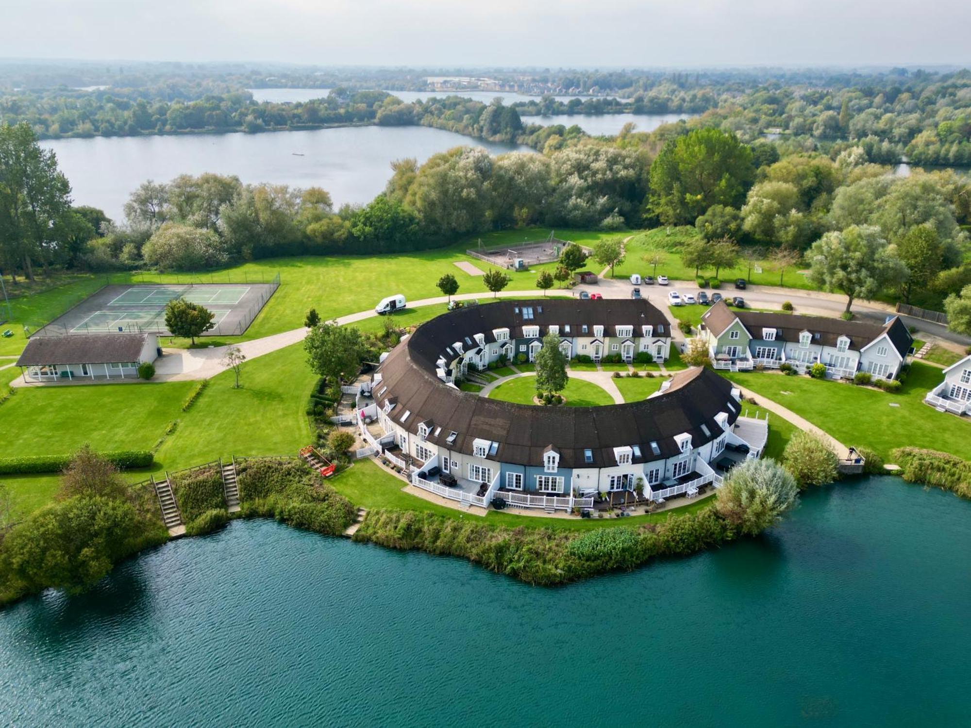 Nyhavn Lakeside Cottage Cirencester Bagian luar foto