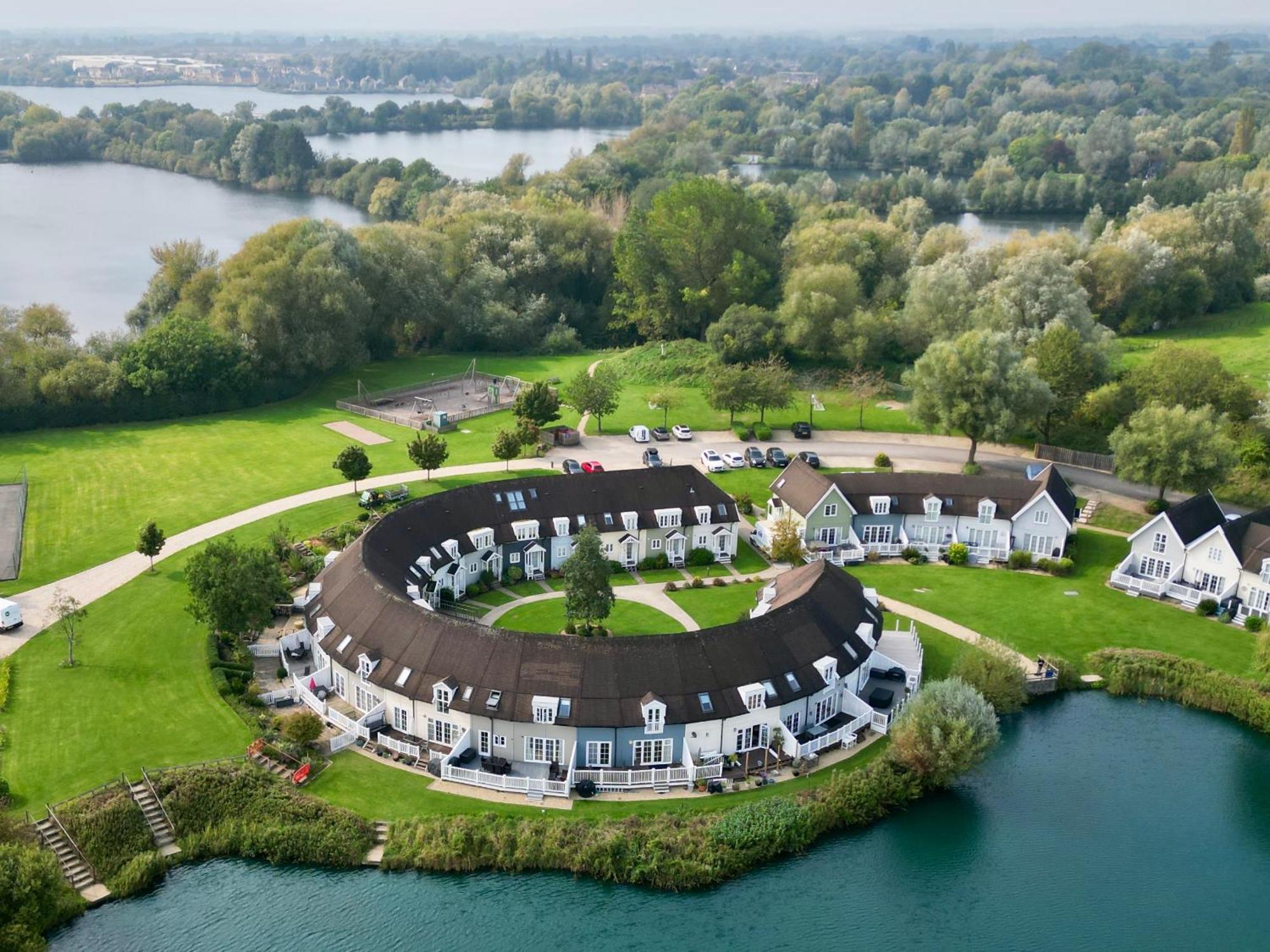 Nyhavn Lakeside Cottage Cirencester Bagian luar foto