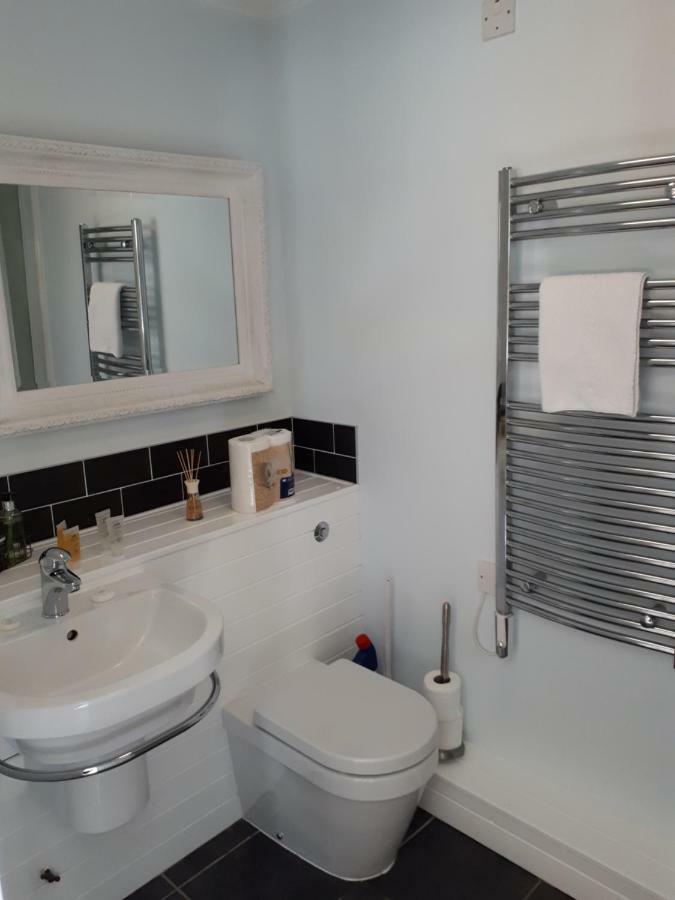 Nyhavn Lakeside Cottage Cirencester Bagian luar foto