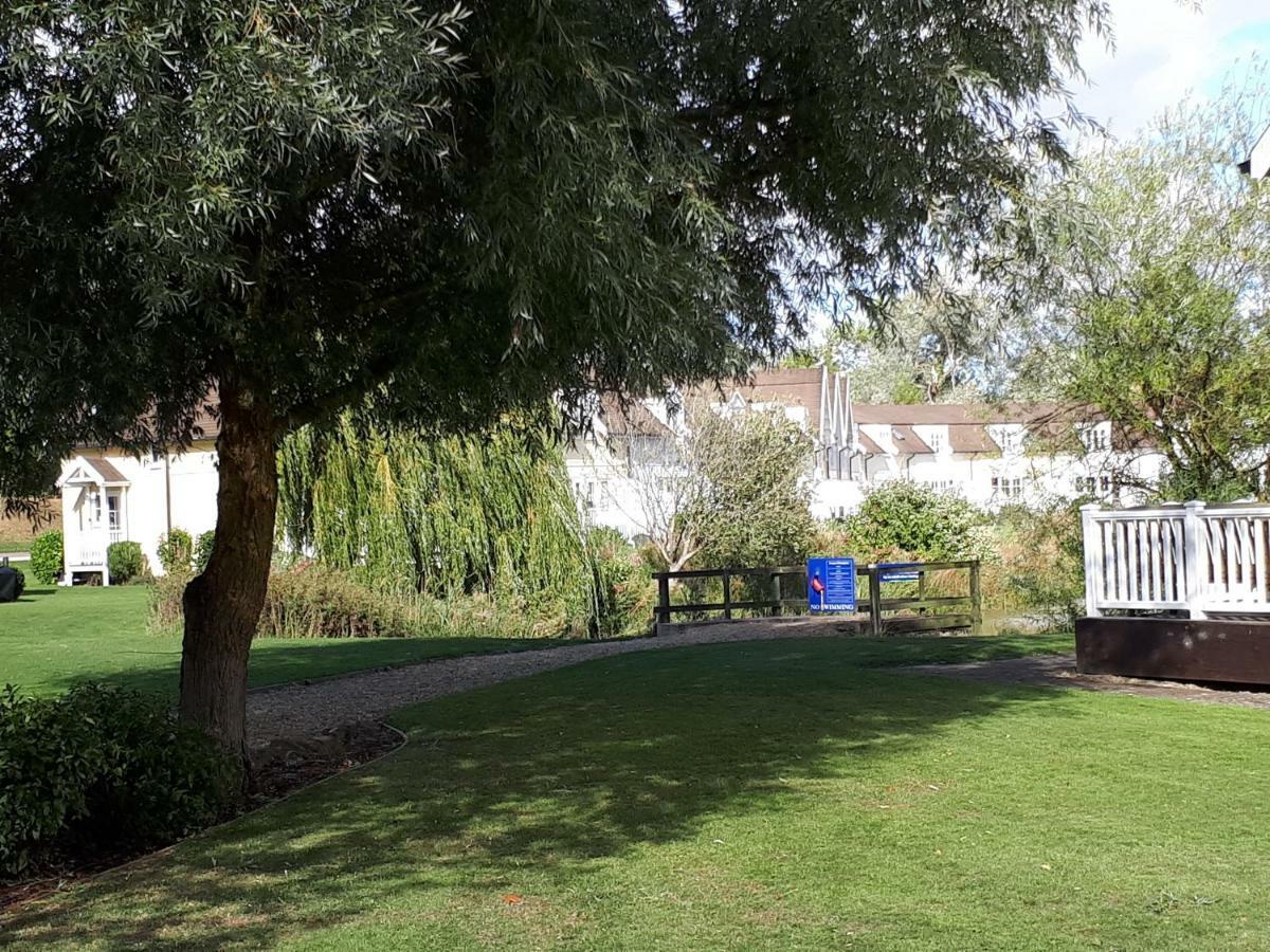 Nyhavn Lakeside Cottage Cirencester Bagian luar foto