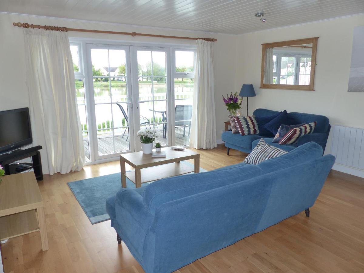 Nyhavn Lakeside Cottage Cirencester Bagian luar foto